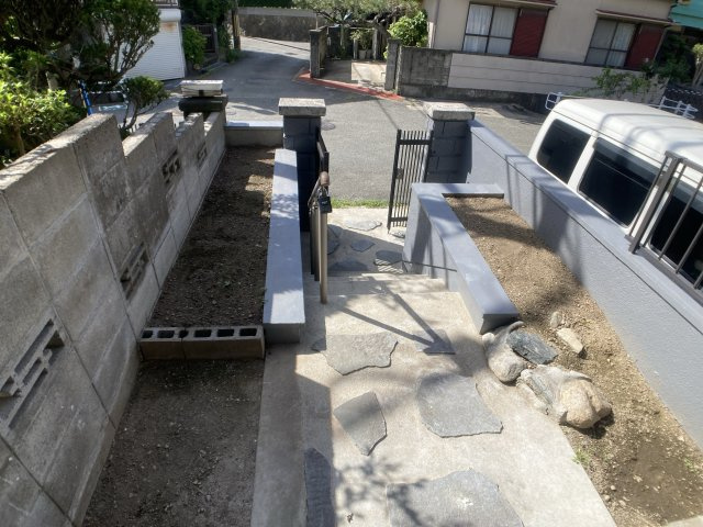 東大池３丁目貸家Ⅲの庭|玄関先には小さな花壇が付いてます