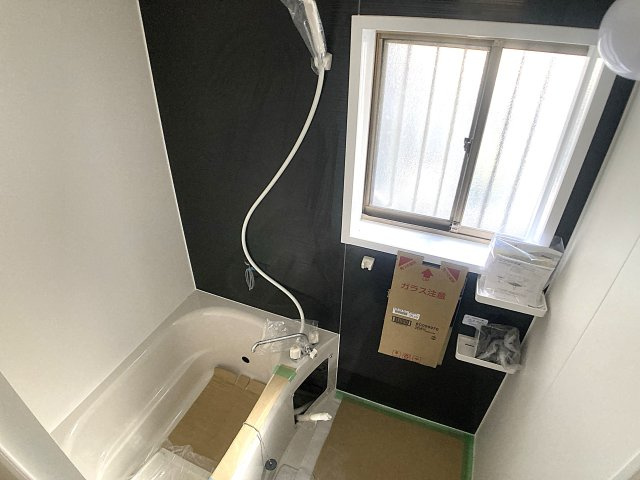 東大池３丁目貸家Ⅲの浴室|お洒落なお風呂に入替（リノベーション中）
