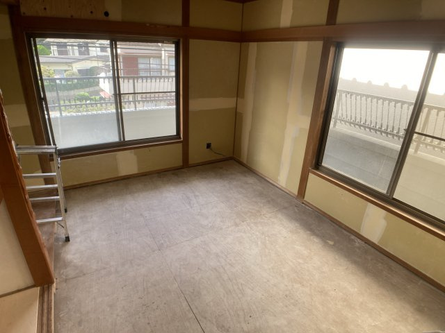 東大池３丁目貸家Ⅲの内装|各部屋2面窓が有り明るいです（リノベーション中）