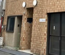 阿川ビルのエントランス