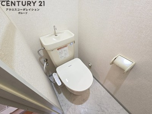 シンプルで掃除のしやすいトイレです♪