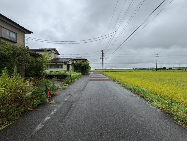 山武郡横芝光町屋形　中古戸建の前面道路含む現地写真