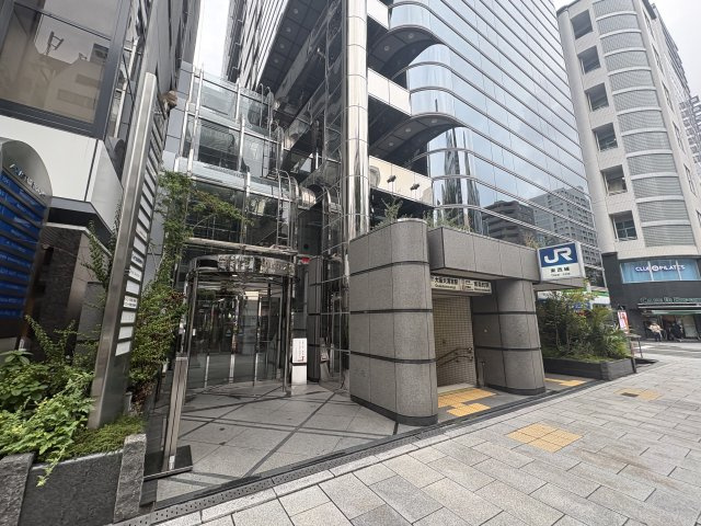 若杉センタービル本館のエントランス