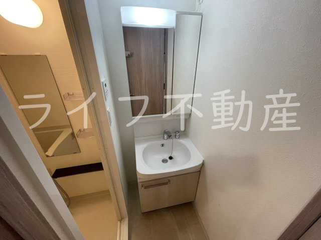 アドバンス大阪リーヴァの独立洗面台|独立洗面台、小物を置くことができて便利です