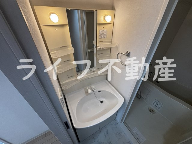 ドゥーエ森ノ宮の独立洗面台|独立洗面台、小物を置くことができて便利です