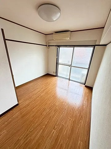 KMコートの居間・リビング