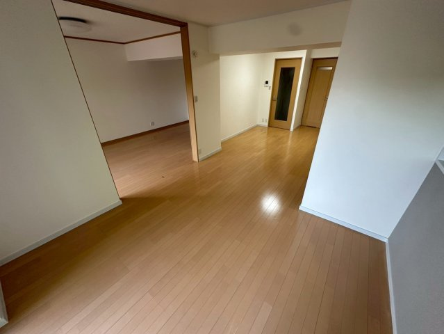 神戸市灘区八幡町３丁目の賃貸マンションの居間・リビング