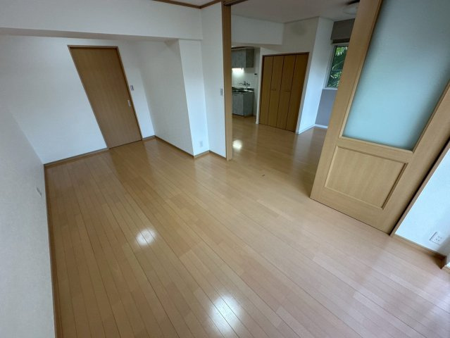 神戸市灘区八幡町３丁目の賃貸マンションの居間・リビング