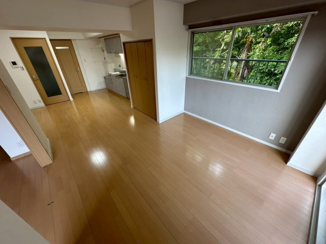 神戸市灘区八幡町３丁目の賃貸マンションの居間・リビング