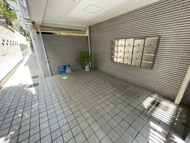 神戸市灘区八幡町３丁目の賃貸マンションのエントランス