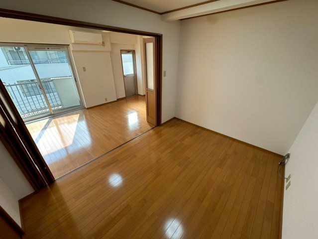 神戸市灘区八幡町３丁目の賃貸マンションの居間・リビング