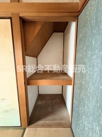 花園西町2丁目中古戸建の収納|階段下収納も大きめです♪