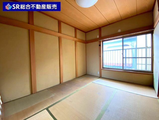 花園西町2丁目中古戸建の収納|階段下収納も大きめです♪