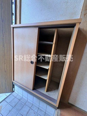 花園西町2丁目中古戸建の収納|玄関にはシューズボックスもございます