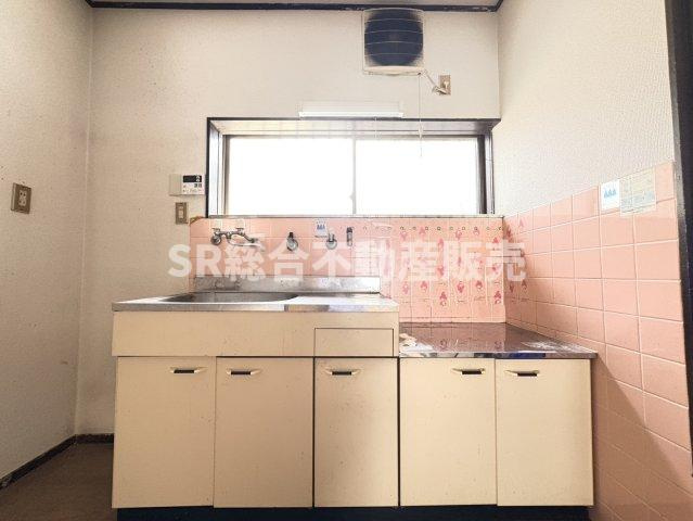 花園西町2丁目中古戸建のキッチン|キッチンには窓もあり、換気がバッチリとできます♪