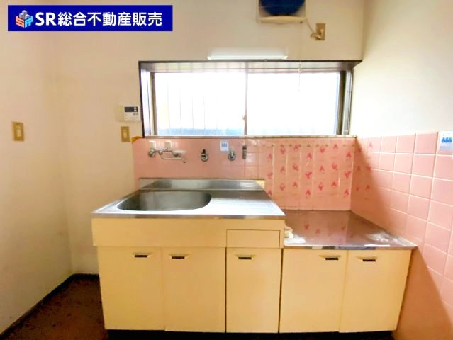 花園西町2丁目中古戸建のキッチン|キッチンには窓もあり、換気がバッチリとできます♪