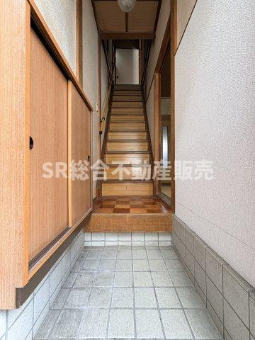 花園西町2丁目中古戸建の玄関|明るくて使いやすい玄関です☆