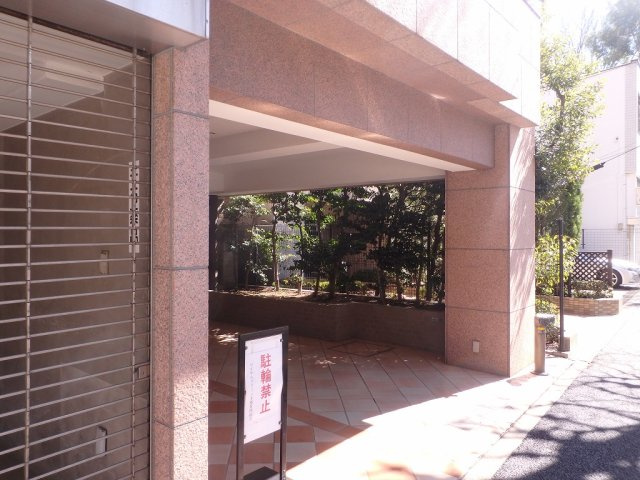 ロイヤルグリーン本郷のエントランス