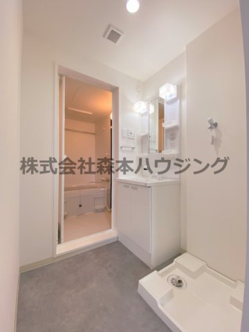 【洗面所】 | 　LIX大和田駅前 | 明るい洗面所です