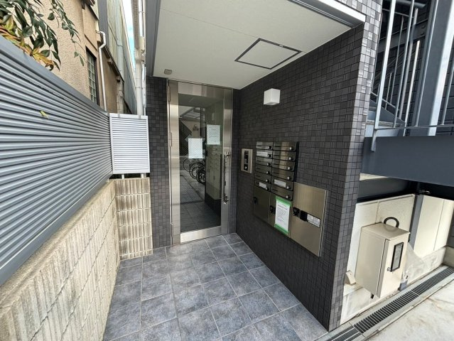 豊中市曽根東町２丁目の賃貸マンションのエントランス