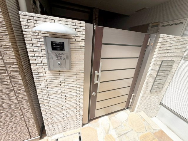 フジパレス吹田寿町Ⅰ番館のエントランス