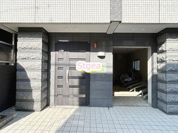 礎のエントランス