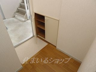 プレジール吉川　Ｂ棟の玄関