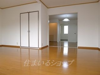 プレジール吉川　Ｂ棟の居間・リビング