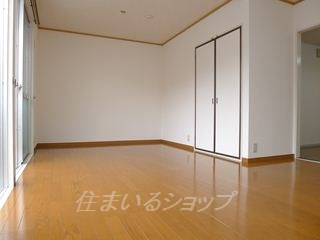 プレジール吉川　Ｂ棟の居間・リビング