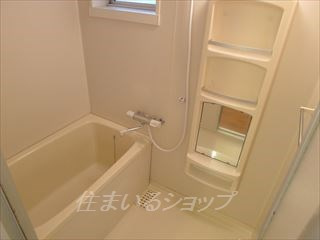プレジール吉川　Ｂ棟の浴室|サーモ付きシャワー水栓・窓あり