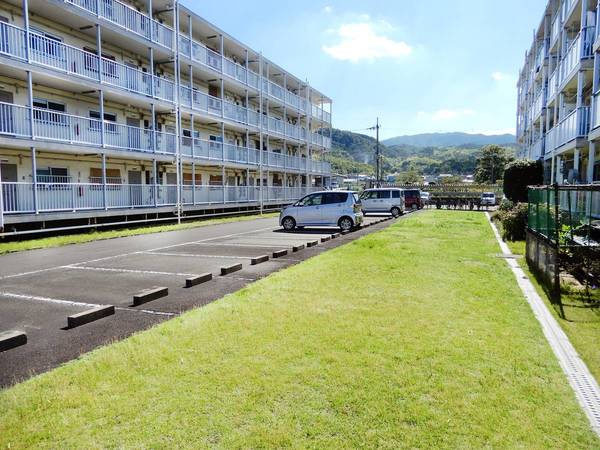 ビレッジハウス長岡1号棟の駐車場