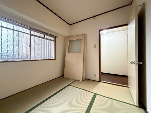エメラルド長居の和室