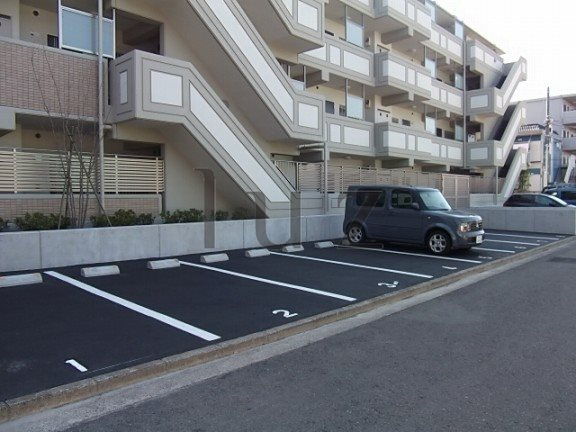 パークビュー仲町台の駐車場