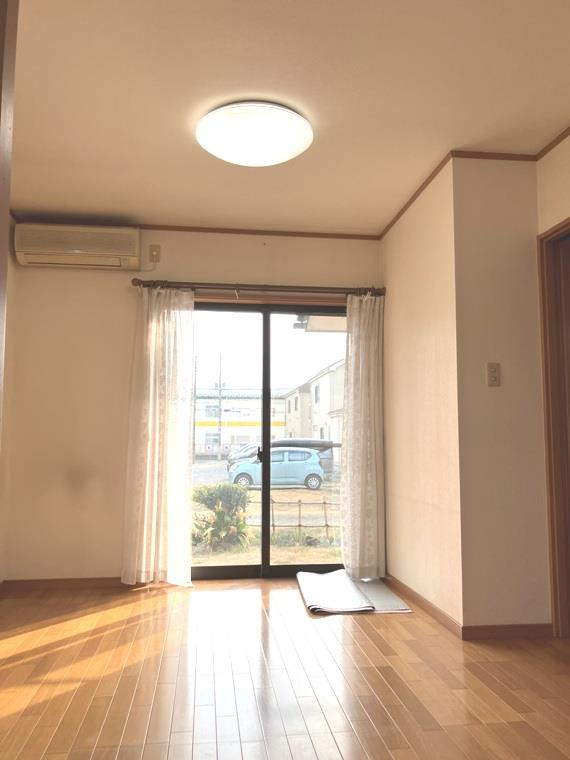 栄町戸建の居間・リビング