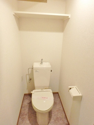 上部には収納棚付いてます