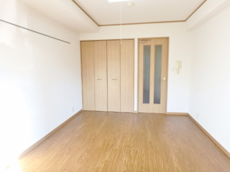 バルコニー側から見た居室