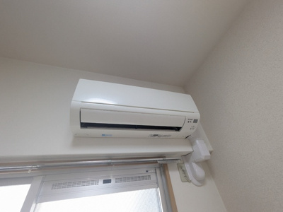 建物入り口付近。屋内なので雨の日でも濡れません。