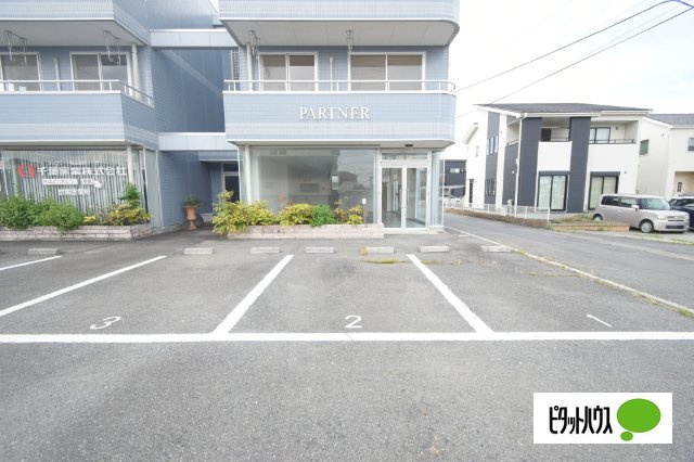 パートナーマンションⅠ貸店舗の外観|駐車場は前面３台まで無料！