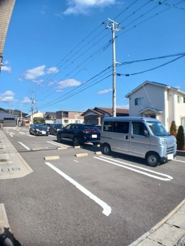 グレイスフル・ユウナⅢの駐車場