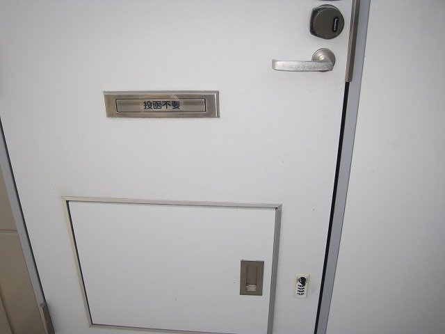 レオパレス青木の玄関|宅配BOX