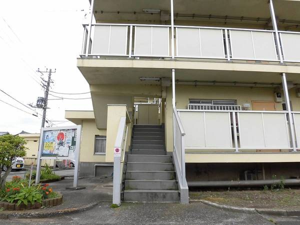 ビレッジハウス今沢2号棟のエントランス