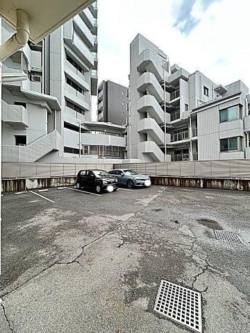 レジデンス栄光の駐車場
