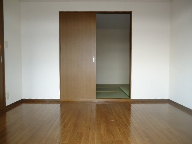 ルナ・アルカディア壱番館の内装|洋室から和室