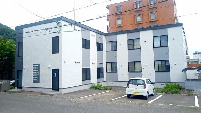 レオパレスカーサ藻岩の外観|2024年6月外観塗装完了しました。