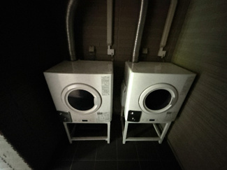 居住者用乾燥機がエントランス入ってすぐの箇所に設置してあります♪