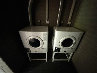 居住者用乾燥機がエントランス入ってすぐの箇所に設置してあります♪