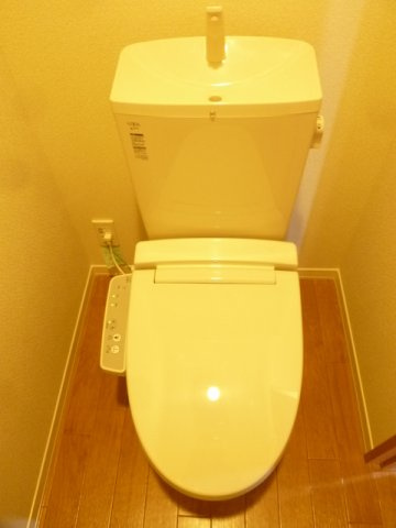 トイレには快適な温水洗浄便座付