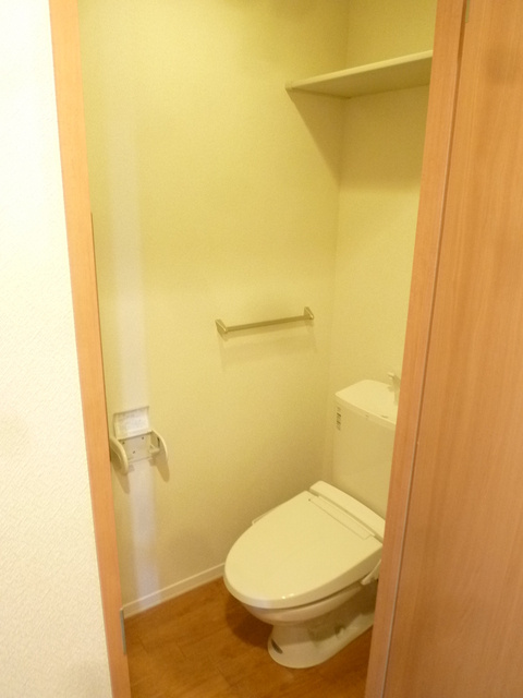 トイレには快適な温水洗浄便座付