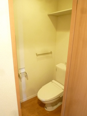 トイレには快適な温水洗浄便座付