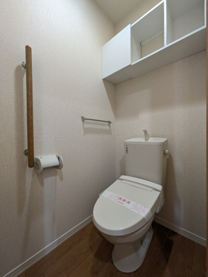 トイレには快適な温水洗浄便座付